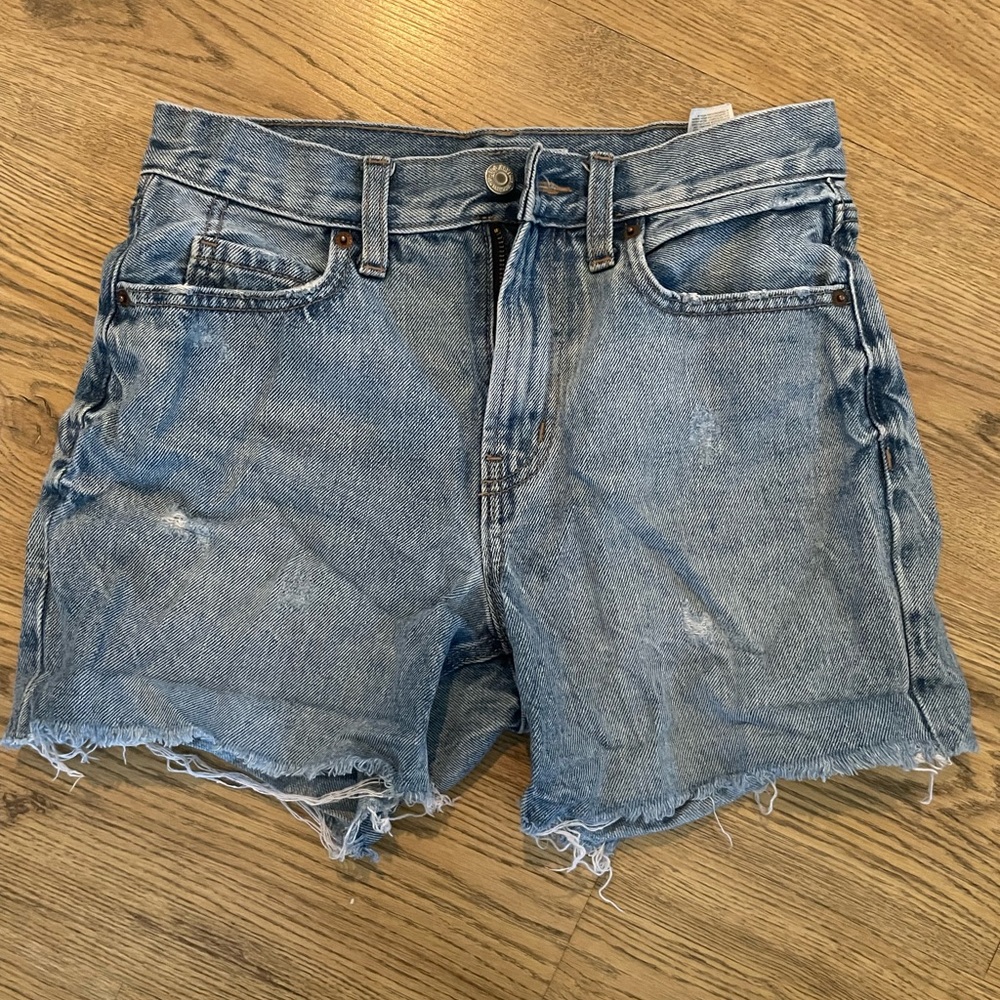 Women’s Old Navy distressed denim shorts size 0